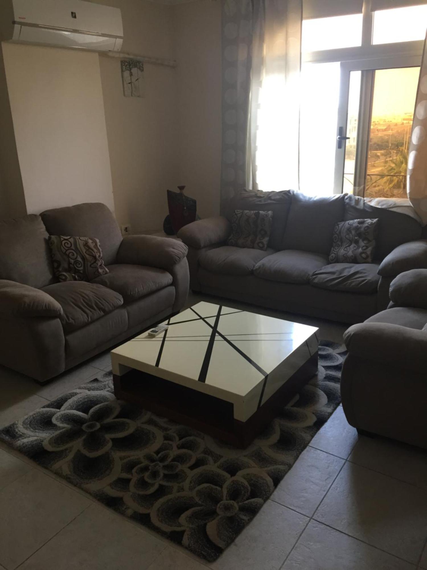 شقه مفروشة للأيجار - امام الجامعة الامريكيه - التجمع الخامس Apartment *